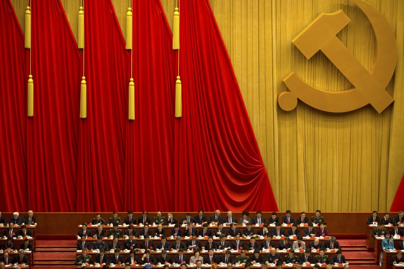 Negirajući da ukidanje limita dva uzastopna mandata znači i predsedničku funkciju do kraja života, zvaničnici objašnjavaju da je cilj odluke zaštita autoriteta partije u čijem je s središtu “ključni lider”, što je titula koju je KPK dala Siju 2016. U takvoj poziciji, tvrde, lakše će mamutsku birokratiju voditi kroz izazove koji predstoje. Promena Ustava ojačaće Sija u Kini i uticaj zemlje u svetu